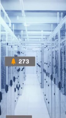 Bilgisayar sunucu odasında mozaik karelere karşı yüzen sosyal medya simgelerinin animasyonu. Sosyal medya ağı ve iş veri depolama teknolojisi kavramı