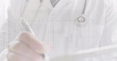 Doktor kalem getiriyor ve hasta kayıtları ve nabzı atan EKG ile ilgili notlar yazıyor. Tıbbi, profesyonel, klinik, sağlık, teşhis, analiz, bilimsel