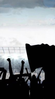 Spor taraftarlarının siluetlerinin spor stadyumunun üzerinde kupa tutmasının canlandırması. Spor etkinliği ve yarışma konsepti dijital olarak oluşturulmuş video.