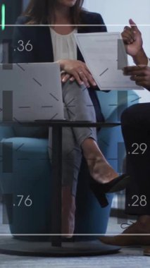 Ofisteki çeşitli iş adamları üzerinde finansal veri işleme animasyonu. Küresel finans, iş, bağlantılar, hesaplama ve veri işleme kavramı dijital olarak oluşturulmuş video.