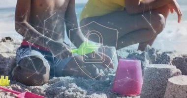 Oğul kürek alıyor, anne kuleleri canlandırma hattı gibi düzleştiriyor turizm için kova taretleri şekillendiriyor. Oyun, neşe, aile, yaz, eğlence, neşe, aydınlık