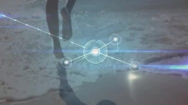 Islak kum ve sığ dalgalara basan bir kadın teknolojik gösteri için ağ düğümleri oluşturuyor. Dijital, bağlantı, fütüristik, minimalist, teknoloji, yenilik, manzara