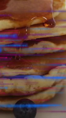 Üzüm şurubu ve yaban mersinli krep. Animasyon etkisi arka planı. Kahvaltı, tatlı, brunch, yemek, yemek, meyve