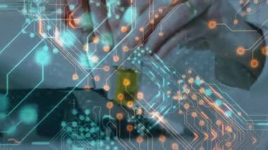 Eldivenli eller yeşil şişeyi atım devresi altında laboratuvar cihazına yerleştiriyor, bilim adamı teftiş ediyor. Biyoteknoloji, yenilik, kesinlik, analitik, araştırma, bilim, dijital