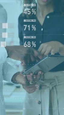 Tablet verilerinin analizi, küresel mali istatistikleri inceleyen iş adamları. veri analizi, finans, takım çalışması, teknoloji