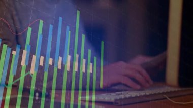 Tablet ve monitördeki pazar verilerini analiz ederken klavye başlangıç grafiğinde yazan analist. Teknoloji, veri analizi, finans, iş, dijital, profesyonel, çalışma alanı