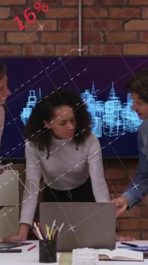 Dizüstü bilgisayarın planlarını tartışan çeşitli mimarlar üzerinde bilgi arayüzü animasyonu. Dijital bileşik, çoklu pozlama, rapor, iş dünyası, küresel, takım çalışması, planlama ve teknoloji.