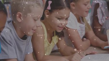 Kattaki dört öğrenci ders kitabı okuyor ve resimli öğrenme için parlayan ağ örtüsünü başlatıyorlar. İşbirliği, eğitim, teknoloji, dijital, yenilik, odak, gençlik