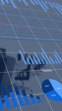Boş ofislerdeki masalardaki bilgisayarların üzerindeki verileri işleyen mavi çizelgelerin animasyonu. Bağlantı, veri, işleme, dijital arayüz, iş ve iletişim, dijital olarak oluşturulmuş video.