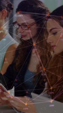 Çeşitli kadın ve erkek iş arkadaşları üzerindeki bağlantılardan oluşan dünyanın animasyonu. İş, veri işleme, güvenlik, bağlantılar ve teknoloji konsepti dijital olarak oluşturulmuş video.