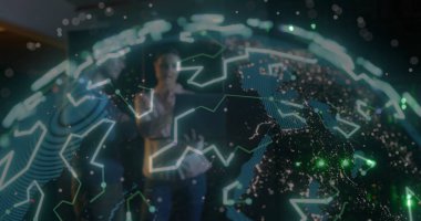 Takım elbiseli yöneticiler, neon veri düğümleriyle yüksek teknoloji laboratuvarında 3 boyutlu holografik dünyayı inceliyorlar. Teknoloji, yenilik, veri görselleştirme, dijital analitikler, ağ, gelecek, kurumsal