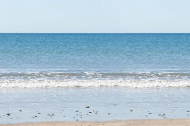 Deniz altyapısı olan bir plaj resmi.