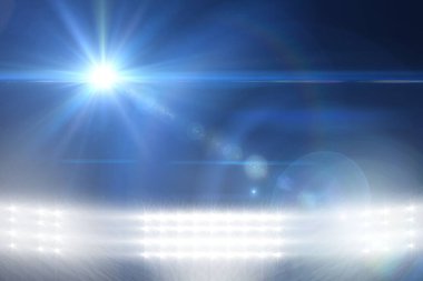 Stadyum projektör dizisi parlak yıldız patlaması ile sisli alanı aydınlatıyor. Gece, aydınlatma, sis, ışınlar, manzara, manzara, spor