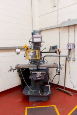 Dikey değirmen makinesi sarı güvenlik görevlisini gösteriyor. Düz dizaynlı, kırmızı zeminli dijital okuma. Sanayi, üretim, kesinlik, makine, mühendislik, teknoloji, atölye