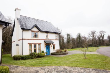 Güneşli bir günde evin bahçesinde.