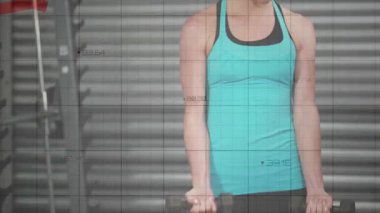 Spor salonunda biseps kıvrımları düzelten, kırmızı grafik kaydırmalı bir kadın çalıştırıcı. Spor, güç, antrenman, antrenman, egzersiz, canlılık, hareket