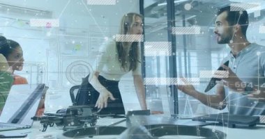 Ekip toplantısı, İHA prototipini tablet şemaları ve sunucu tasarımı ile inceliyor. İşbirliği, yenilik, teknoloji, beyin fırtınası, modern, takım çalışması, gelişme