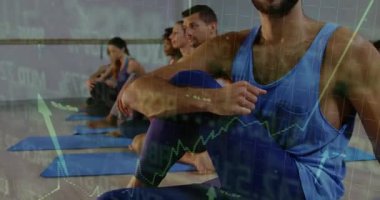 Grup mavi paspaslar üzerinde kareye giriyor, dizleri göğse çiziyor, formda kalmak için çizelgeyle kıvrılıyor. Yoga, sağlık, esneklik, grup, uyum, farkındalık, dinginlik