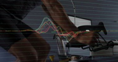 Bisiklete binen adam, pedal çevirme hareketini başlatıyor. Egzersiz yaparak şeffaf dalga boyu ızgarasını senkronize ediyor. Fitness, dayanıklılık, teknoloji, hareket, canlılık, eğitim, sağlık