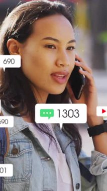 Telefonda konuşan, etrafında sosyal medya bildirimleri olan bir kadın. İletişim, teknoloji, dijital, akıllı telefon, bağlantı, alarmlar