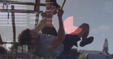 Antrenman partnerleri ters halat geçişini başlatırken fitness grafikleri performansı güncelliyor. Açık hava fitness, atletizm eğitimi, engelli parkur, veri görselleştirme, güç, dayanıklılık, spor