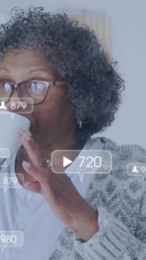 Akıllı telefon kullanan yaşlı bir kadın sosyal medya bildirimi alıyor. Animasyon. Teknoloji, iletişim, yaşlı bakımı, bağlantı, modern