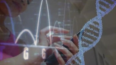 Kadın akıllı telefonları dinliyor ve araklıyor, DNA sarmalını gösteriyor, genomik araştırmalar için nükleotit zirveleri. Bilim, yenilik, teknoloji, araştırma, eğitim, analitik, fütüristik