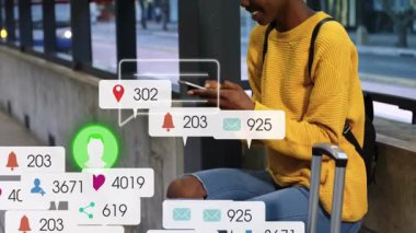 İstasyonda akıllı telefonları dinleyen bir kadın medya ölçümlerini takip eden uyarılar topluyor. Mobil aygıt, seyahat, kentsel ortam, bağlantı, dijital iletişim, yaşam tarzı, teknoloji
