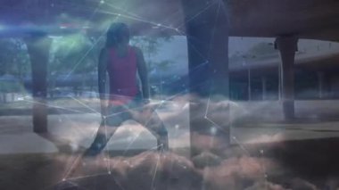 Kadın üst geçitin altında yan hamleler yapıyor. Dijital üstüste gelince güçlendirme fitnesinin etrafında şekilleniyor. Fitness, egzersiz, dijital, kentsel, sağlık, güç, açık hava