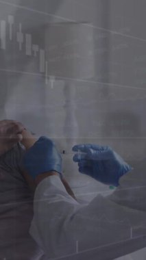 Yüz maskesi aşısı olan beyaz bir erkek doktor üzerinde veri işleme animasyonu. covid 19 salgın konsepti sırasında dijital olarak üretilen video boyunca küresel tıp ve veri işleme.