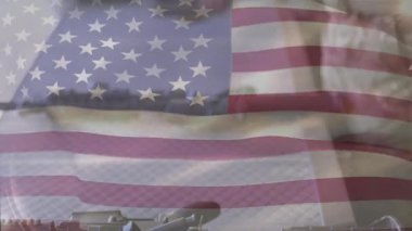 Tüfek şarjörüyle ilgilenen asker muharebe hazırlığı için cephaneliğe tüfek dolduran mermileri inceliyor. Askeri, taktik, teçhizat, silahlar, hazırlık, disiplin, profesyonellik