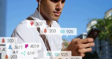 Şehir işadamı kaldırımda telefon dinleyip sosyal medya uyarılarını izliyor. Teknoloji, bağlantı, sosyal medya, dijital, yenilik, iletişim, şehir manzarası