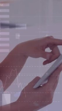 Tablet kullanılarak işkadını üzerinden finansal veri işleme animasyonu. küresel iş, veri işleme ve dijital arayüz kavramı dijital olarak oluşturulmuş video.
