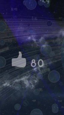 Pleksus ağlarına ve mavi zemin üzerindeki ışık izlerine karşı artan sayılara sahip dijital simgeler. Dijital arayüz ve iş teknolojisi kavramı