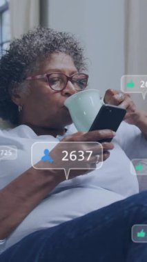 Akıllı telefon kullanmak ve kahve içmek, sosyal medya bildirimlerini görmek, animasyon. teknoloji, yaşam tarzı, bağlantı, iletişim, aygıt