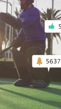 Sahada, sosyal medya etkileşim ikonlarının animasyonuyla hokey oyuncusu. Spor, atlet, dijital, iletişim, katılım, ağ