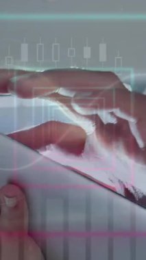 Tablet kullanan beyaz adamın veri işleme ve şekillerinin animasyonu. Küresel iş, bilgisayar ve dijital arayüz kavramı dijital olarak oluşturulmuş video.