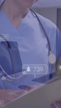 Beyaz kadın doktorların elinde klasör tutan numaralarla ilgili bilgilendirme simgelerinin canlandırılması. Dijital bileşik, çoklu maruz kalma, hastane, sosyal medya, tıbbi ve sağlık konsepti.