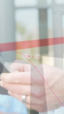 İlerleyen finansal grafiğin animasyonuyla tablet kullanmak, tıbbi düzende bir doktor. Sağlık, finans, analitik, büyüme, başarı, ilerleme