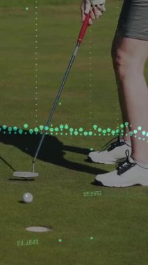 Çoklu grafik animasyonu, değişen numaralar, beyaz kadın golfçü delikte topa vuruyor. Dijital bileşik, çoklu pozlama, rapor, iş, büyüme, spor ve rekabet kavramı.