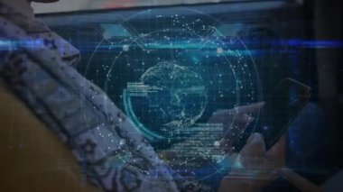 Banliyö kadını trene biniyor ve tableti etkinleştiriyor, holografik küreyi veri şebekeleri ile görselleştiriyor. Futuristik, dijital, navigasyon, bağlantı, teknoloji, kentsel, yenilikçi