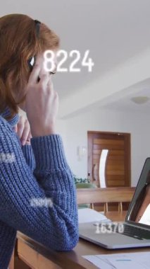 Beyaz bir kadının evinden veri işleme animasyonu, video görüşmesi. ev ofisi ve çevrimiçi çalışma teknolojisi konsepti dijital olarak oluşturulmuş video.
