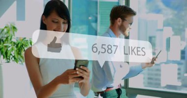 Akıllı telefon yazan kadın, pazarlama analitiği için güncelleme sayılarını açık bir şekilde üst üste koyuyor. Teknoloji, dijital, iletişim, yenilik, işbirliği, modern, profesyonel