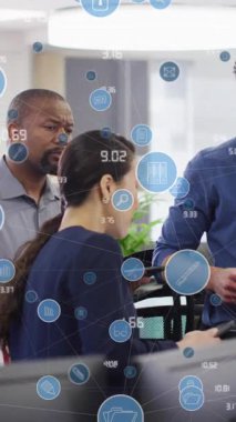 Ofisteki çeşitli iş adamları üzerinde bağlantı ve veri işleme animasyonları. Küresel ağlar, işletmeler, finansmanlar, hesaplama ve veri işleme kavramı dijital olarak oluşturuldu.