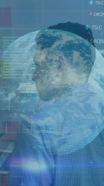 Ofiste, iş adamları küresel verileri ekranda Dünya animasyonuyla analiz ediyorlar. analiz, teknoloji, dijital, takım çalışması, strateji, toplantı