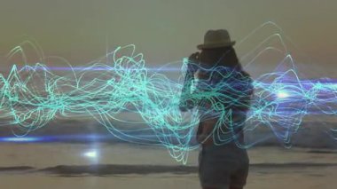 Sahilde DSLR kullanarak gün batımını çerçeveleyen fotoğrafçı, olay yeri atmosferini gösteren deniz mavisi dalga biçimini aktive ediyor. Manzara, dinginlik, dinlenme, minimalist, dijital, açık hava, boş zaman