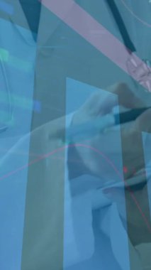 Çubuk grafik ve veri analizi animasyonu üzerine panoya yazı yazan doktor. Tıbbi, sağlık, istatistik, araştırma, rapor, meslek