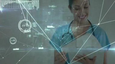 Tıbbi uzman tablet kullanıyor, hasta verilerini inceliyor, holografik çizelgeler şekilleniyor. Sağlık, yenilik, teknoloji, fütürist, analitik, dijital, kesinlik