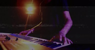 Müzisyen tuşuna basarak klavyedeki aktifleştirme arızası müzik seansı için sıcak lamba ışığının altında. Dijital, performans, karamsar, ambient, modern, solo, yaratıcı