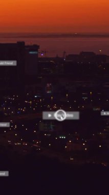 Günbatımında şehir manzarası. Binalar ve ışıklar üzerine sosyal medya bildirimleri. Urban, skyline, metropolitan, akşam, alacakaranlık, dijital